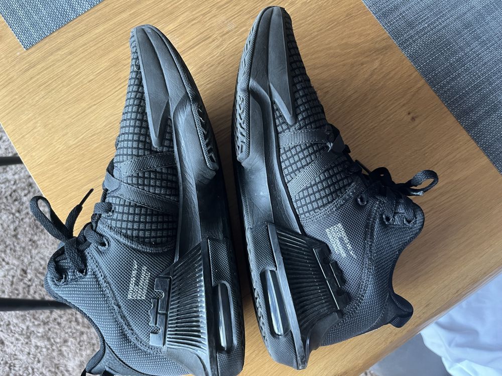 LeBron witness 7 black