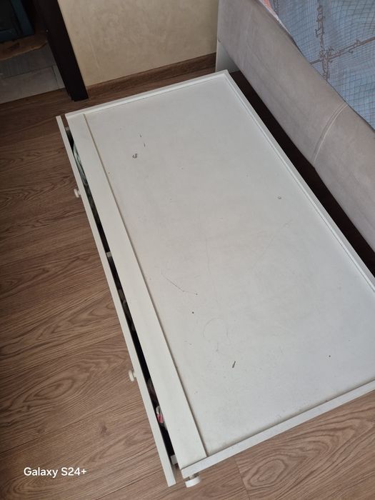 Детский,, кровать белого цвета в хорошем состоянии всё есть матрас