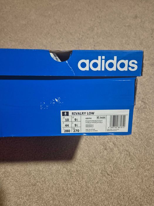 Адидас оригинални.