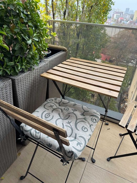 Set masa Ikea cu 2 scaune si perne (model Tarno)