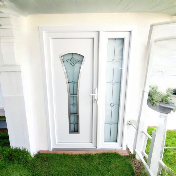 Usa de intrare premium cu  6 camere si trei sticle disponibil pe stoc