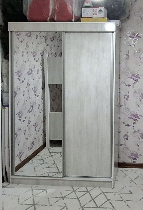 Yangi holatdagi shkaf sotiladi