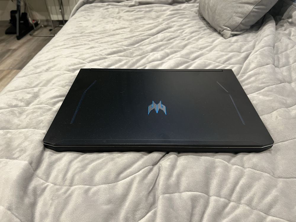 Лаптоп acer predator helios 300 + подарък вентилатор