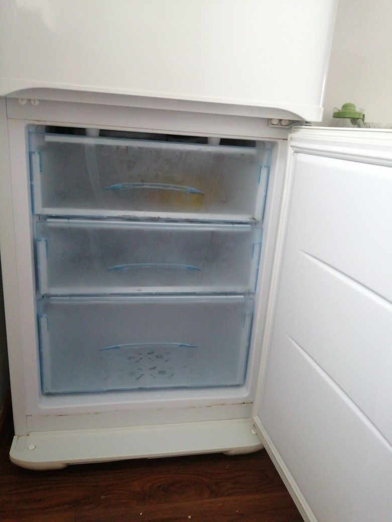 Холодильник в отличном состоянии. Продаём в связи с переездом.