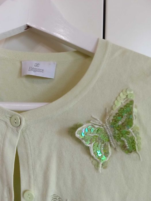 Бяло дамско яке, сиво сако, черна жилетка, светла жилетка