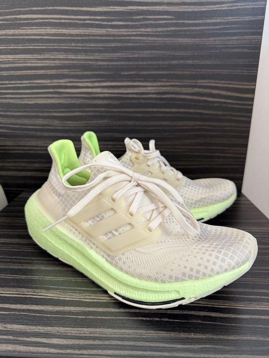 Кроссовки беговые женские Adidas Ultraboost light w