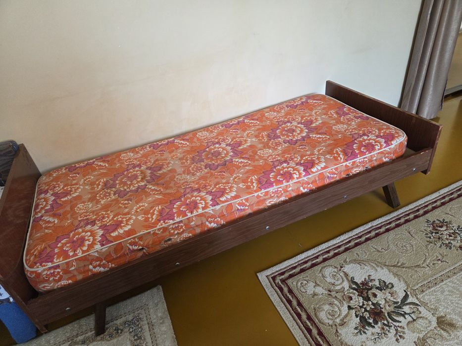 Продам кровать с матрасом ширина 90 см