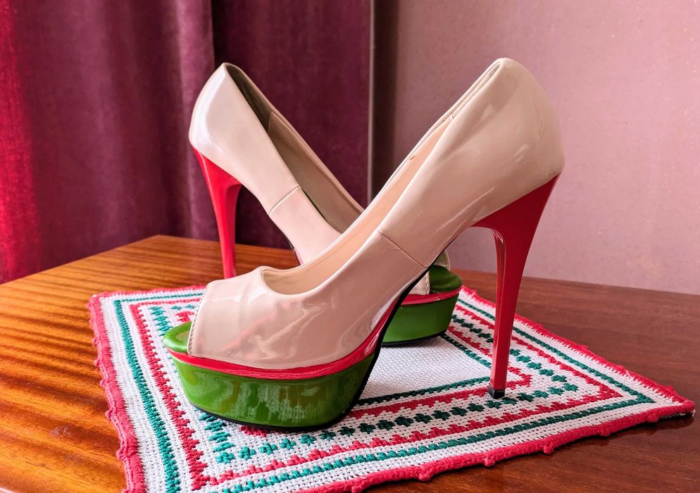 Platforme elegante peep-toe, look îndrăzneț