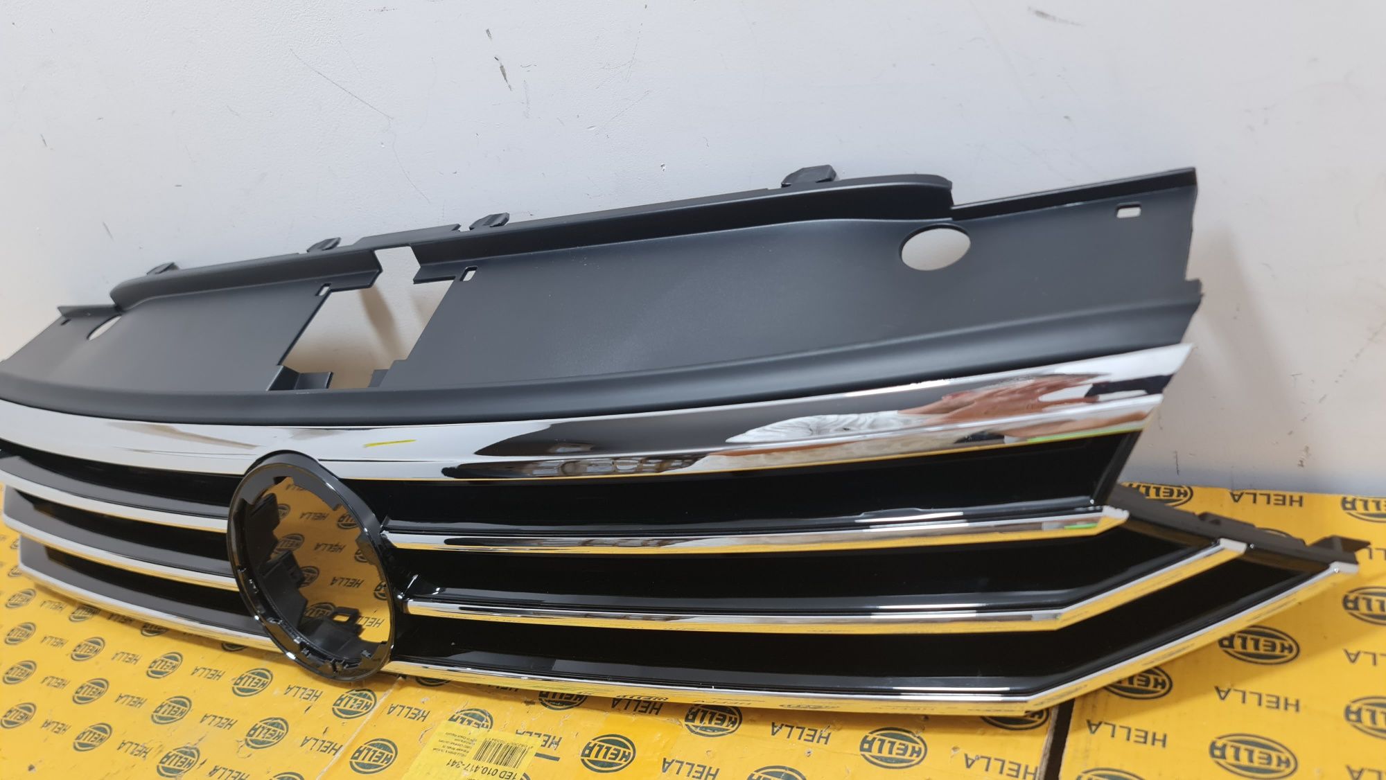 Grila masca radiator bara fata emblema radar distronic VW Passat b8