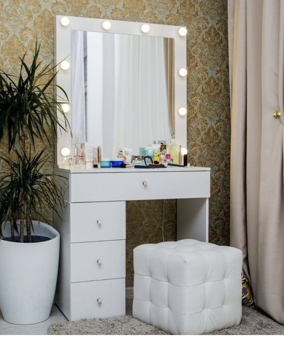 Продам Гримерное зеркало с тумбой