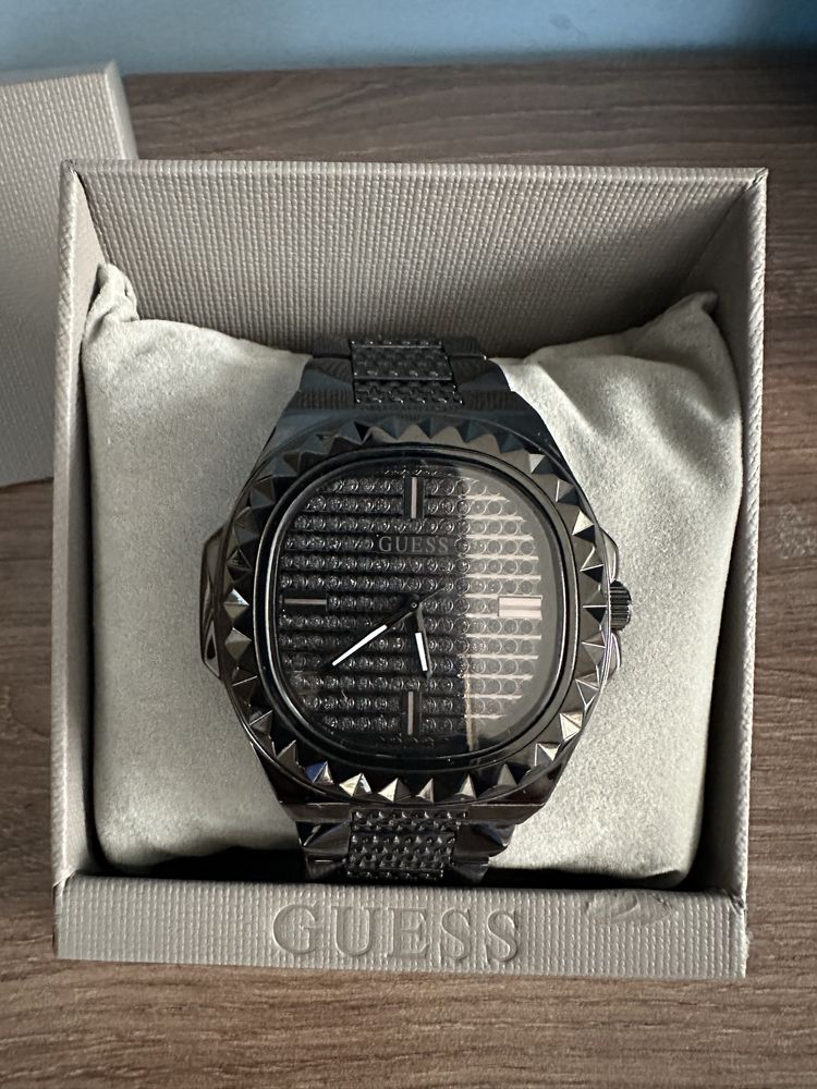 Часовник Guess дамски