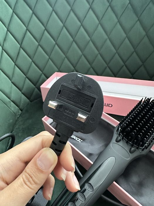 Perie pentru indreptat parul Amika