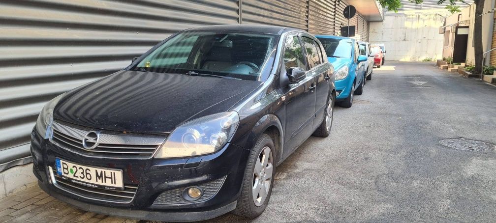 Opel Astra H Sedan Facelift – An 2009, 1.6 Benzină + GPL
Mașină person