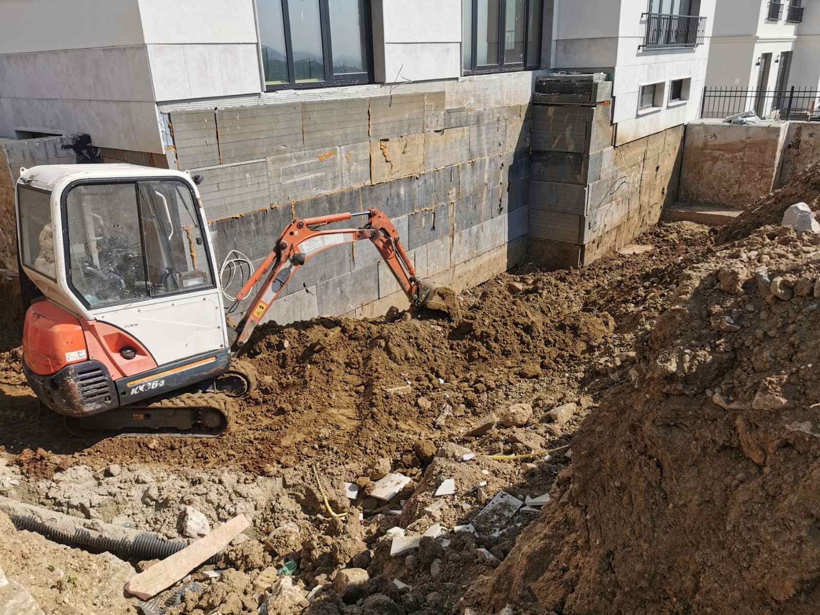 Услуги с мини багер,бобкат и самосвал за извозване