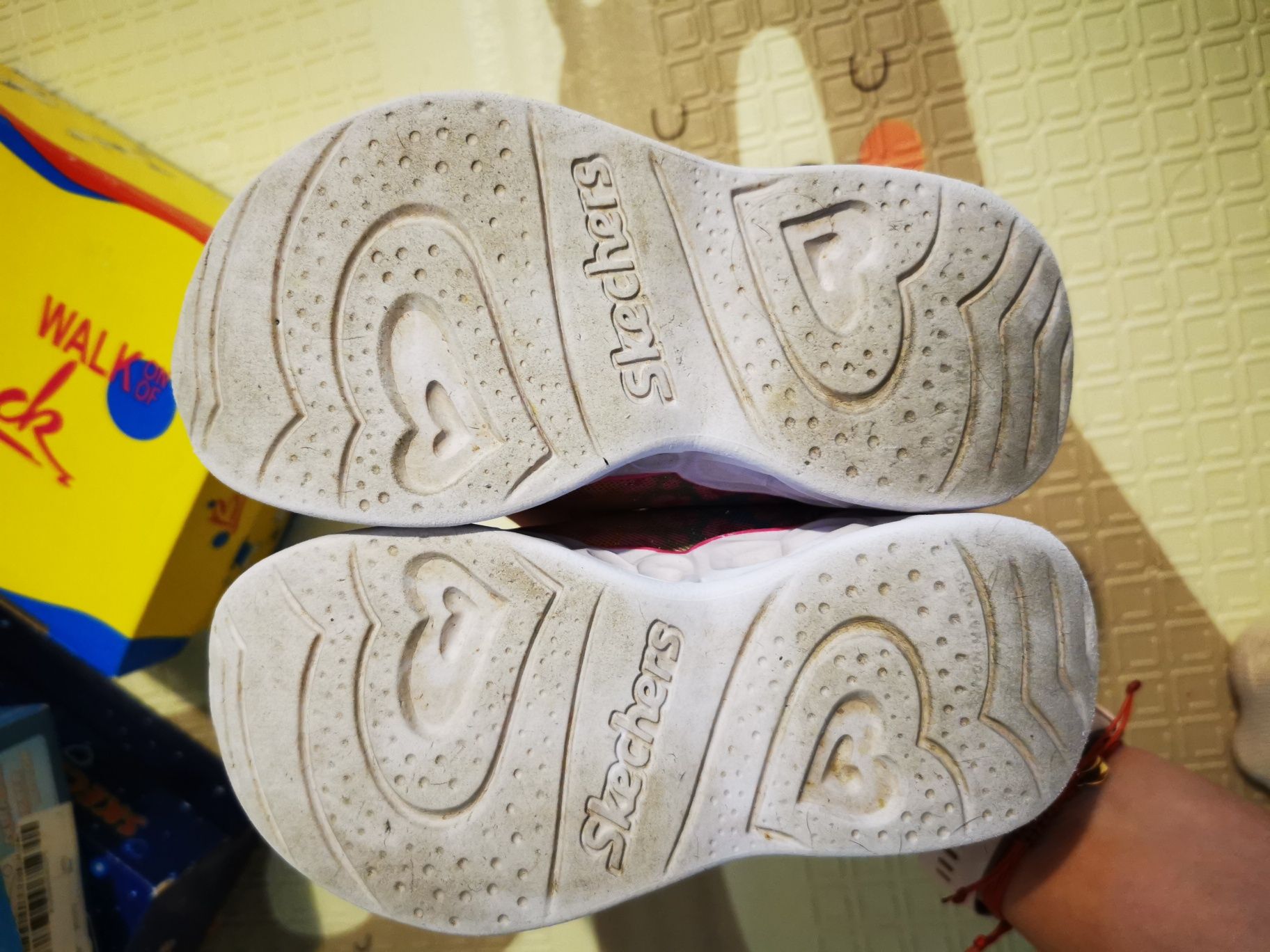 Vând adidași Skechers copii fete mărimea 26, aprox 17 cm.