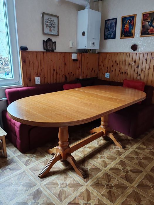 Трапезна маса от масивно дърво