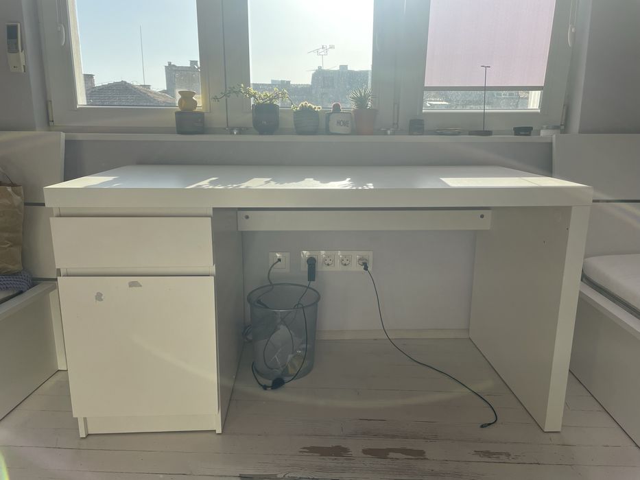 Бюро Икеа бяло с шкафче и чекмедже