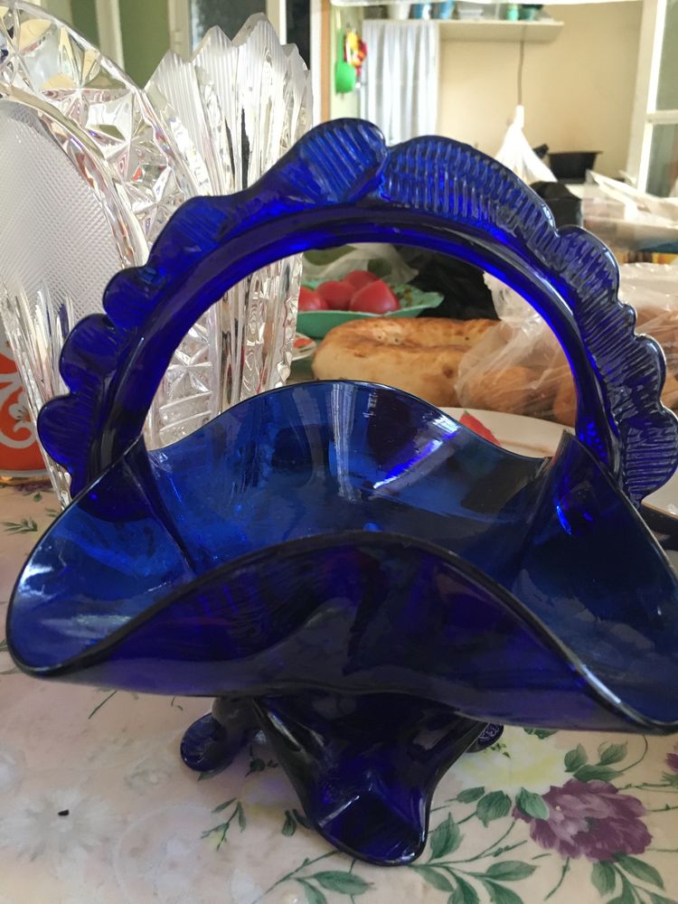 Синие стеклянные вазы, Кўк шиша вазалар