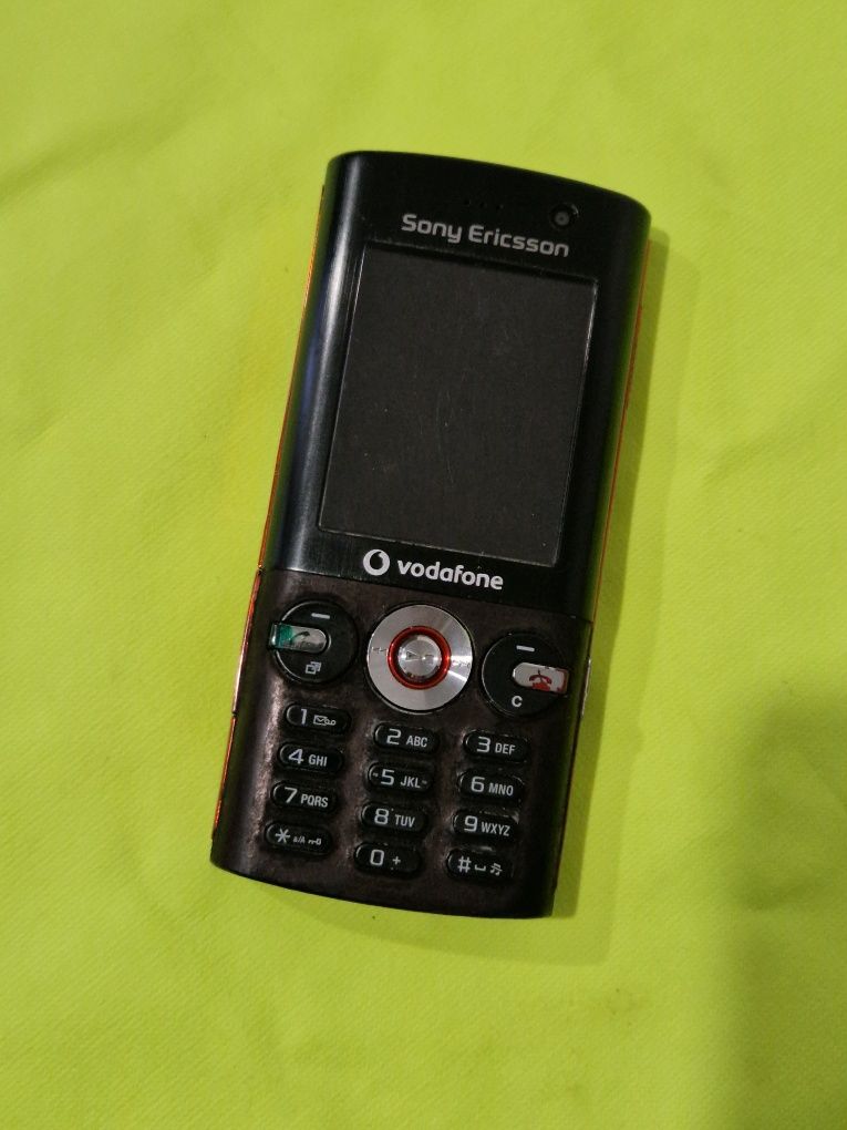 Super telefon cu butoane cu incarcator se Sony Ericsson original