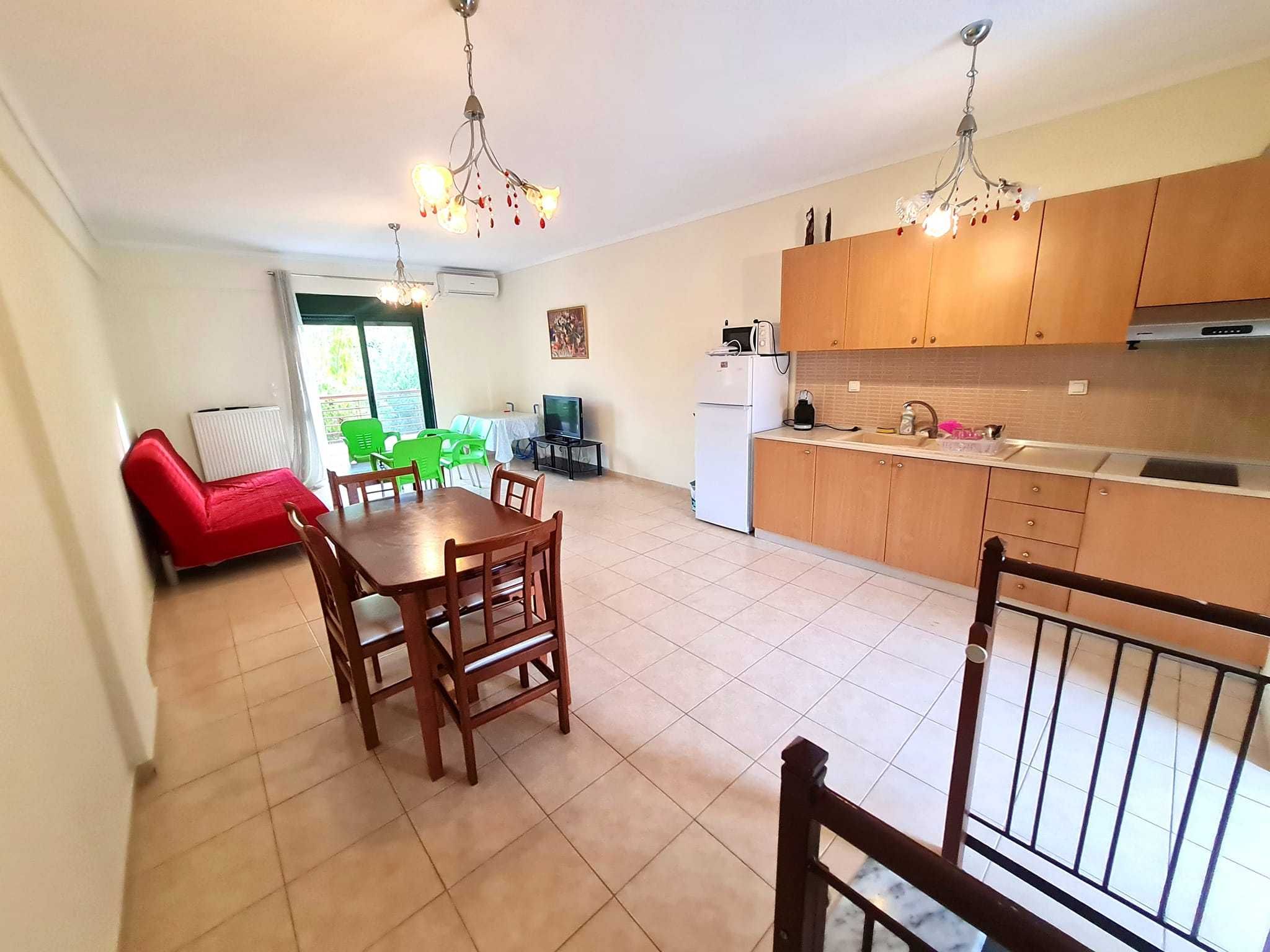 Продава къща - мезонет 90 м2 и двор 120 м2 в Аспровалта, Гърция