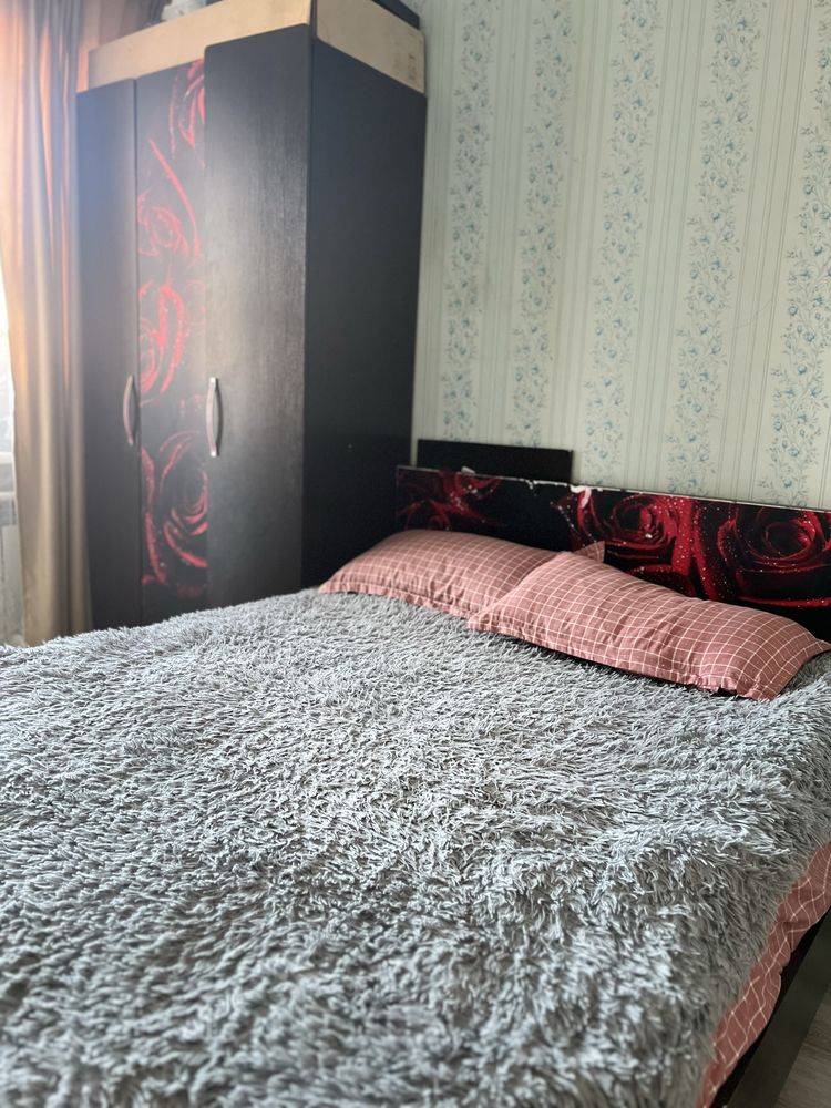 Кровать и шкаф