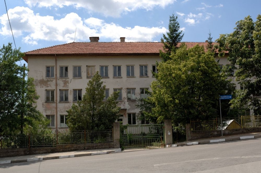 Бизнес  Сграда за различни дейности и парцел в гр.Бобошево
