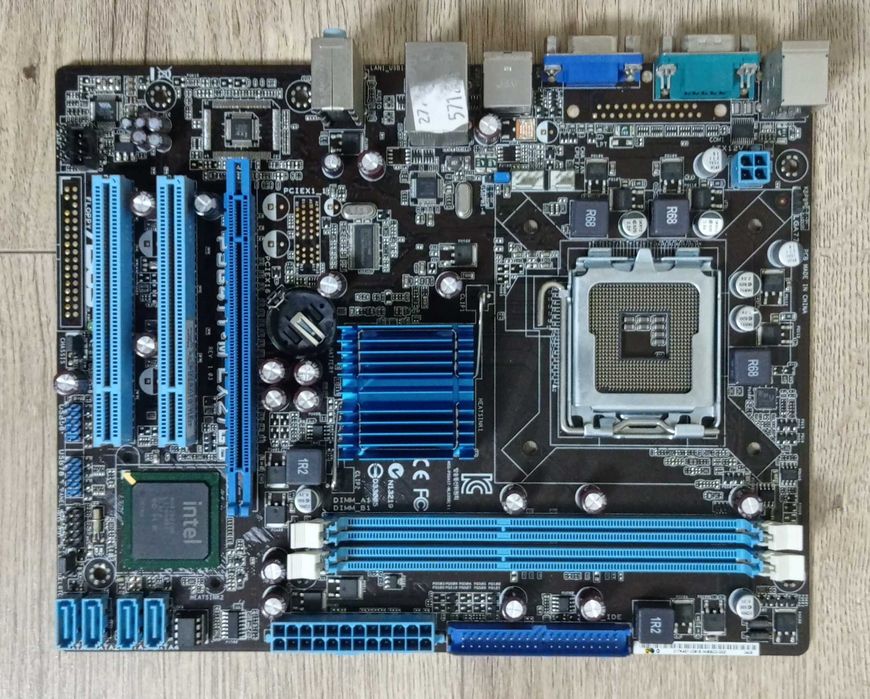 Plăci de bază defecte ( pentru  piese ) + Cutii pt. placi de baza