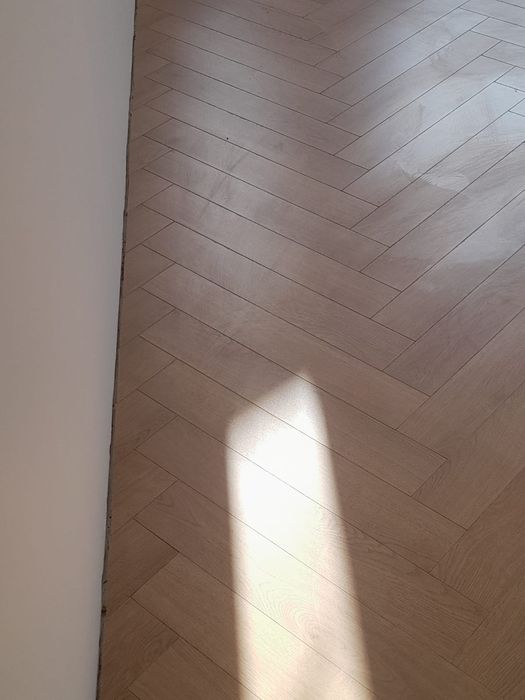 Ламинат и ёлка работа