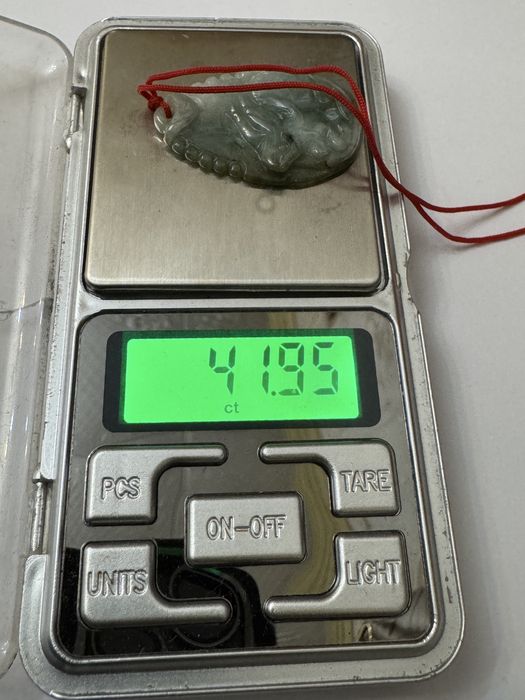 Pandantiv din Jad, sculptat.