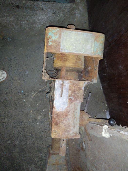 Продам слесарный станок СССР.