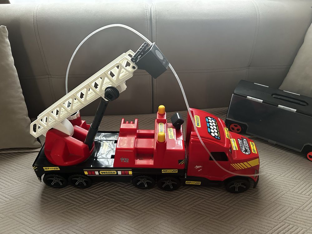 Masini baietei - pompieri si depozitare masini hot wheels