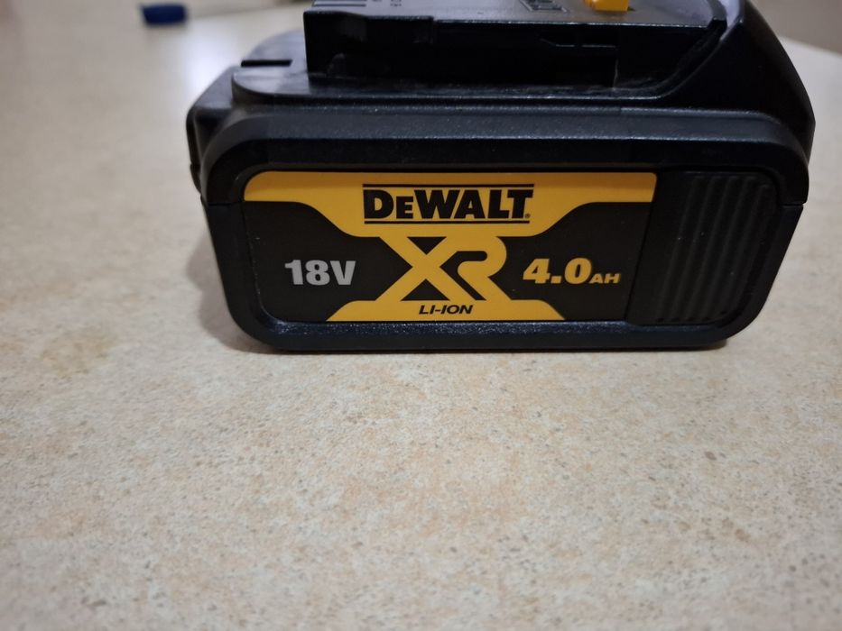 Vând baterie 4 Ah  Dewalt