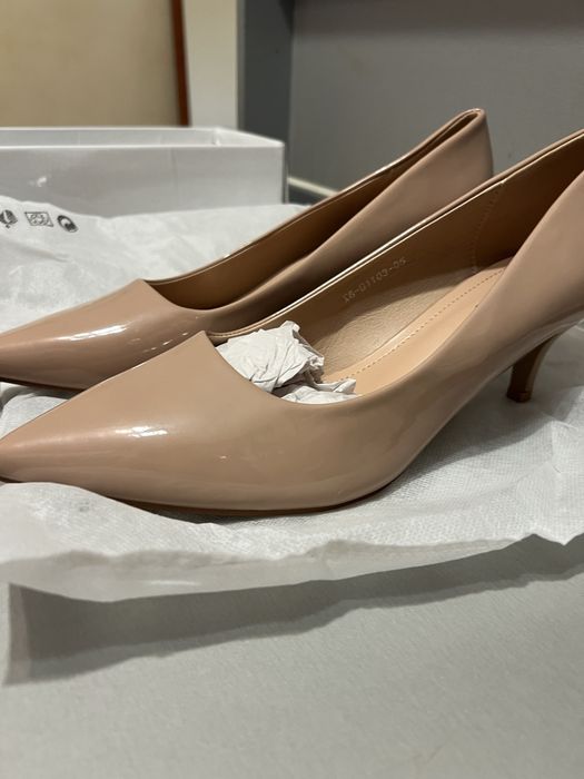 Елегантни бежови лачени обувки