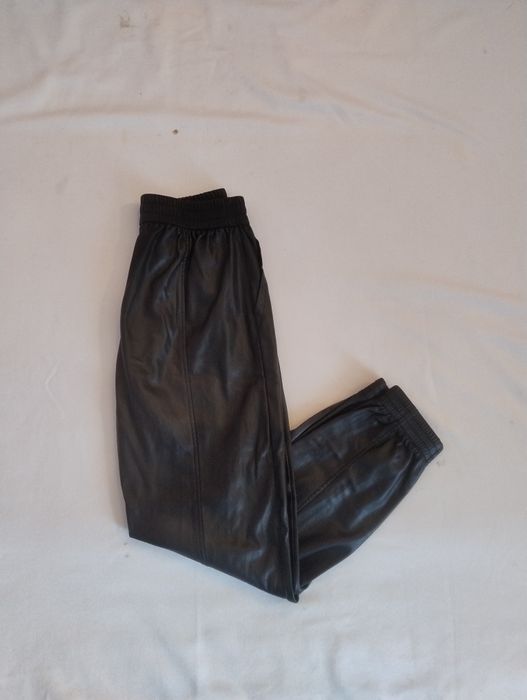 Черен кожен панталон Bershka