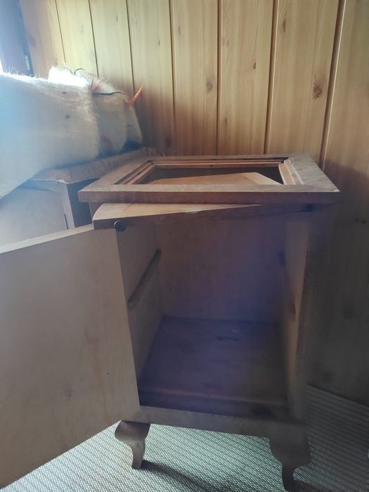 Noptiera veche dormitor