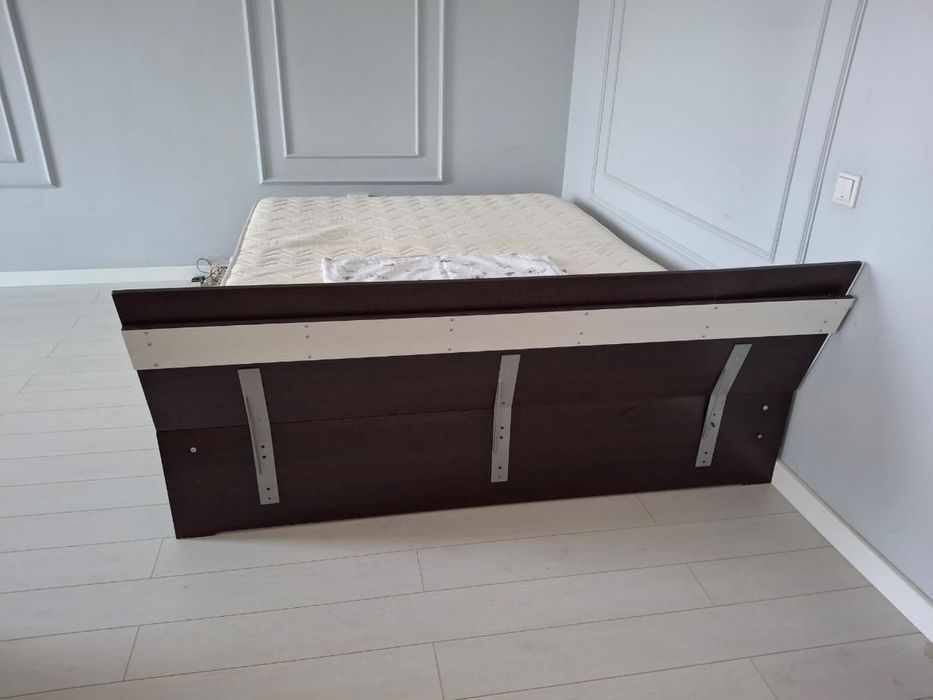 Кровать вместе с матрасом