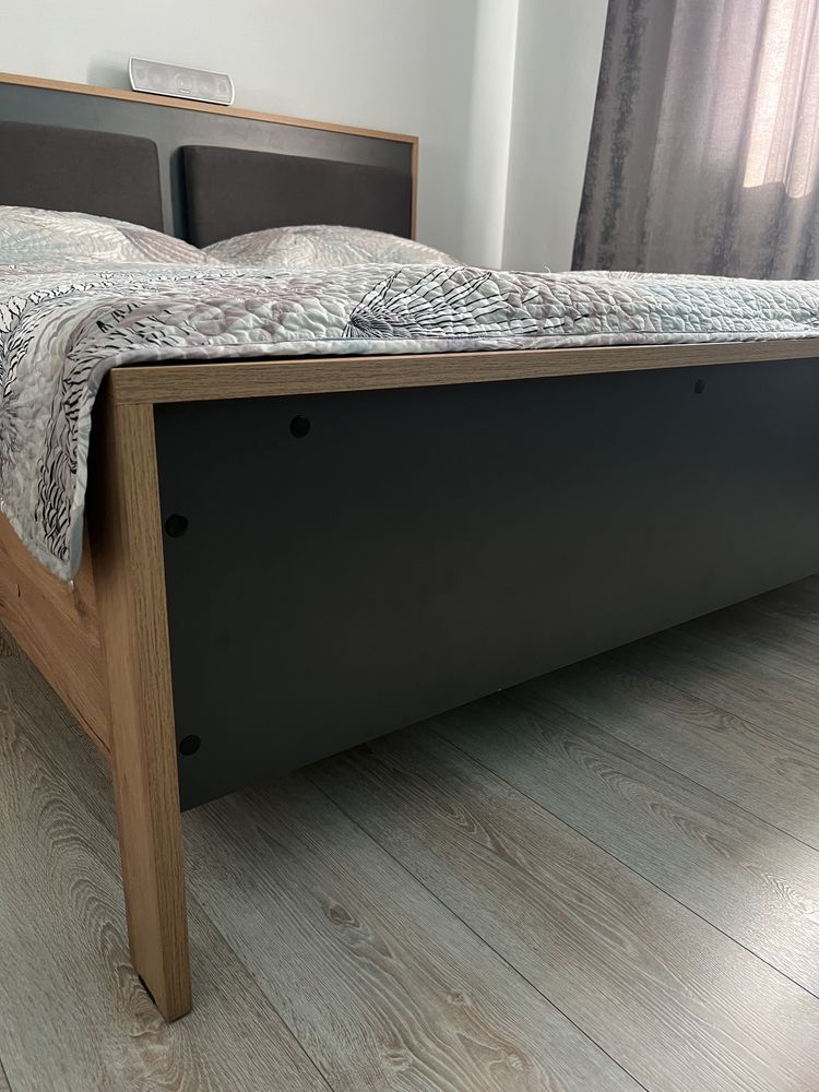 Продам двуспальнюю кровать. Размер 180*200 с двумя тумбами и матрасом