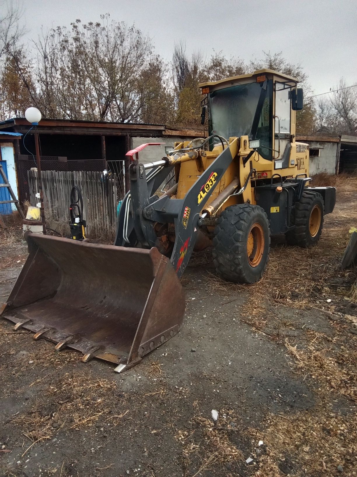 Продаётся кубовый фронтальный  погрузщик  марки ZL-933.