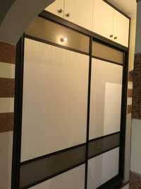 Встроенный шкаф в нишу в коридоре, длина 1,90м, высота2,65м