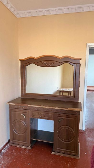 Даром мебель, б/у шкаф,кровать,зеркало и 2 тумб, нужна реставрация.