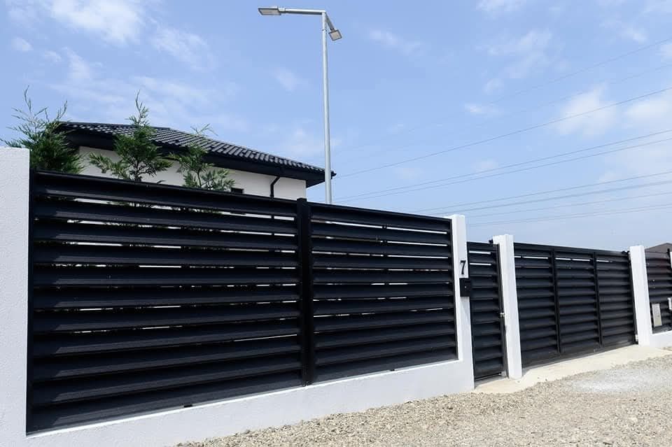 Vand garduri și porți la comanda clientului din materialele mele