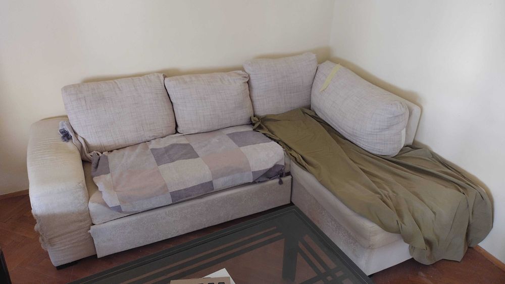 Безплатно: Ъглов диван с легло и ракла, с големи петна от кола