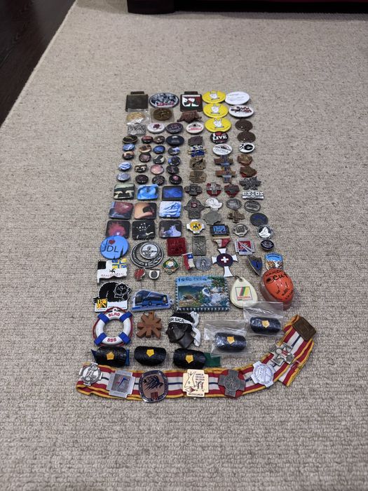 Vand insigne de colectie