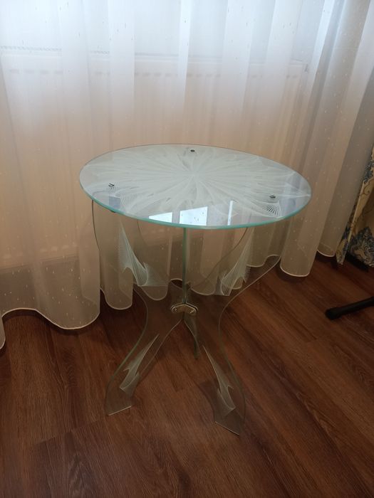 Masuta de sticla cu 3 picioare de sustinere tot din sticla.
Sticla are