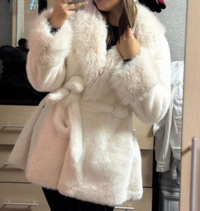 Женская белая эко-шубка зимняя