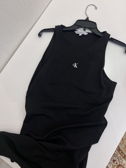 платье Calvin Klein с открытой спиной