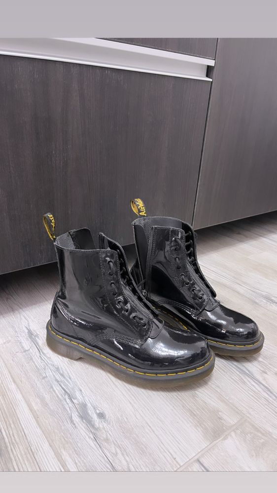 ghete Dr. Martens din piele lacuita