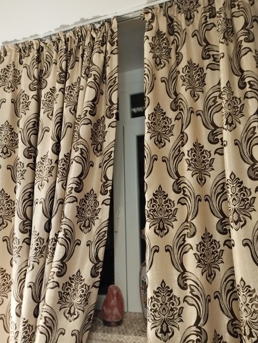 Vând avantajos 2 seturi draperii (4 draperii)mătase