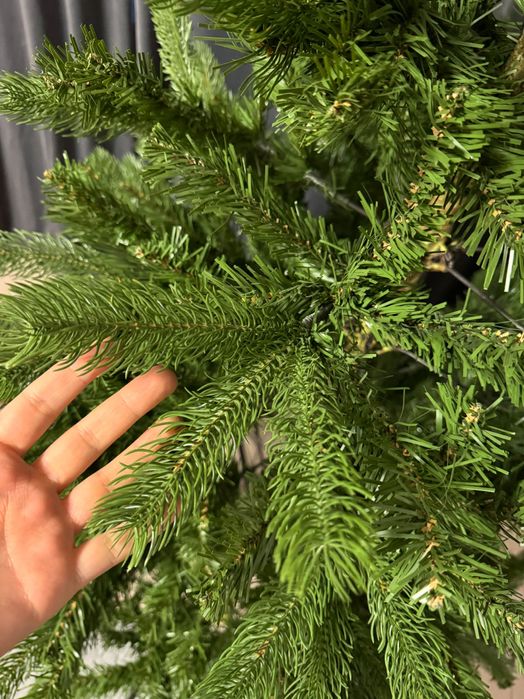 Brad de Crăciun , imita foarte bine bradul natural