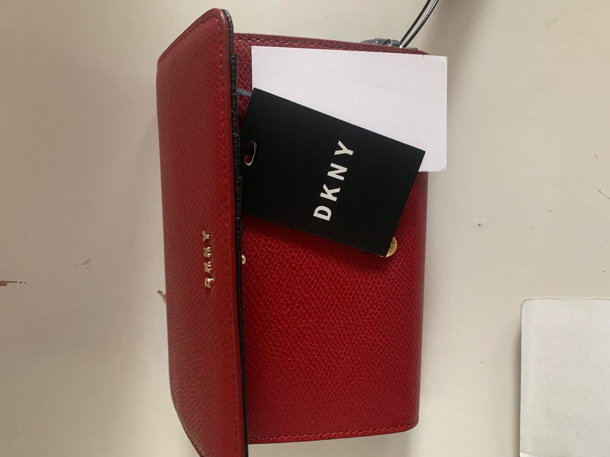 Портмонета DKNY, закупени от Англия